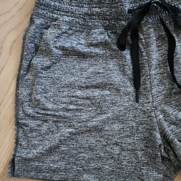 GapFit Brushed Jersey 3.5 in Shorts - Picture 4 of 6